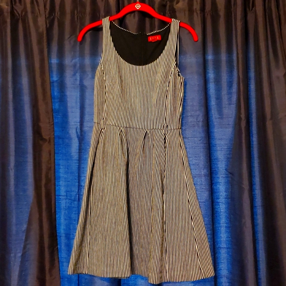 Elle Black & white striped dress, size 4